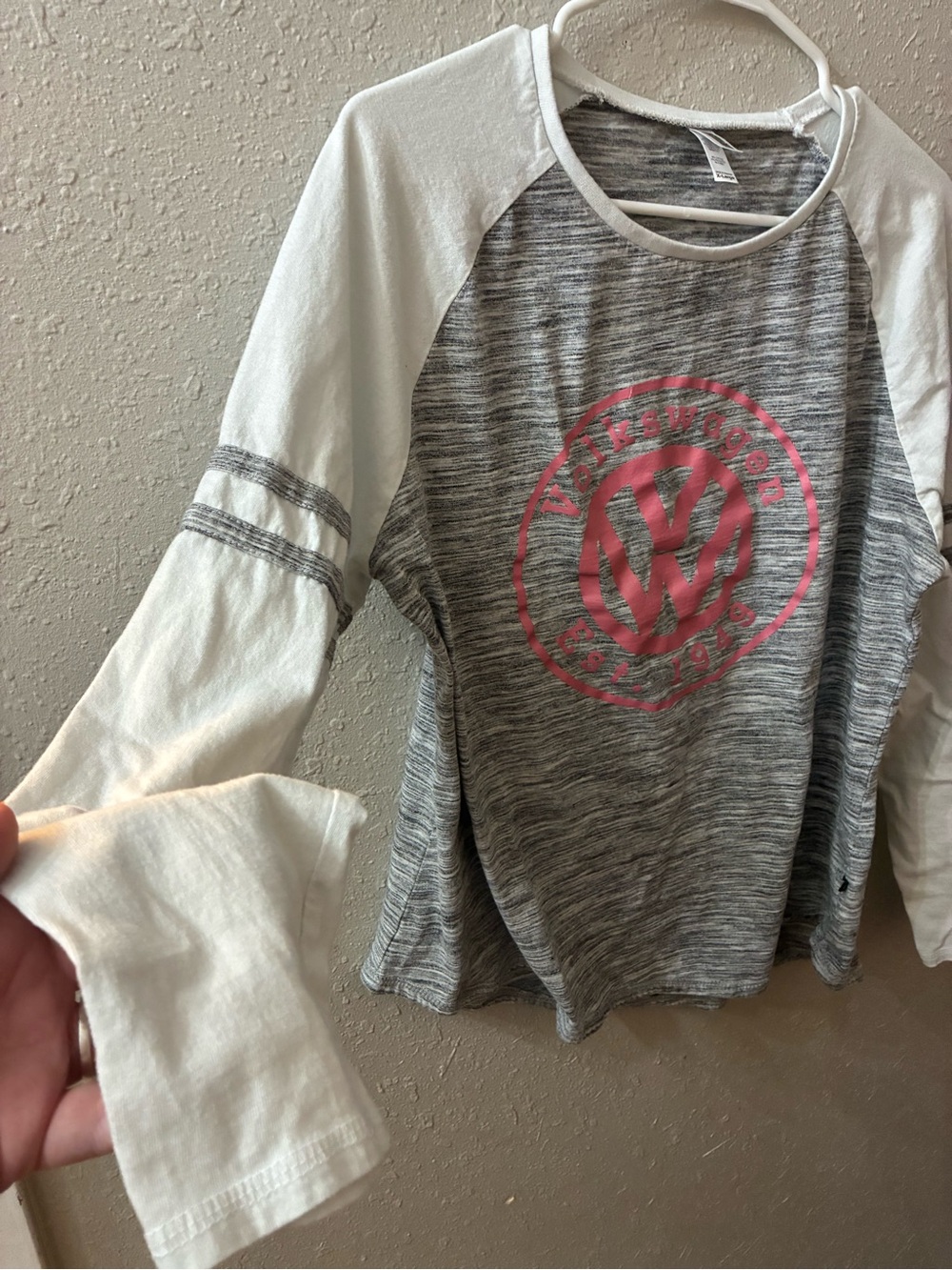 Women’s XL Volkswagen Raglan Top with Pink Logo - Picture 3 of 6